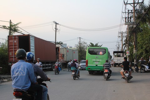 Xe container đậu tràn lan trên đường phố - Ảnh 3. Xe container đậu tràn lan trên đường phố - Ảnh 3.