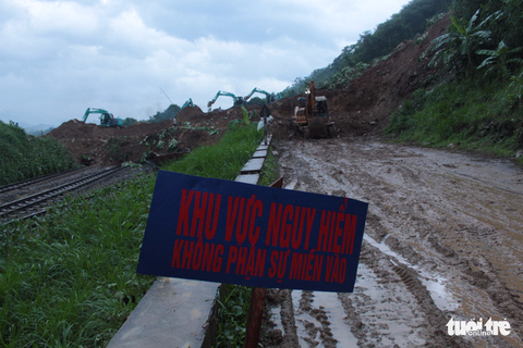 Hàng chục máy xúc khắc phục sạt lở đất tại ga Lâm Giang - Ảnh 9. Hàng chục máy xúc khắc phục sạt lở đất tại ga Lâm Giang - Ảnh 9.