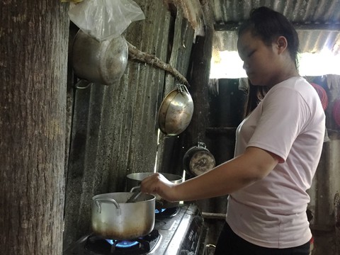 Hai cô gái nhỏ mang ước mơ thoát nghèo cho gia đình - Ảnh 3. Hai cô gái nhỏ mang ước mơ thoát nghèo cho gia đình - Ảnh 3.