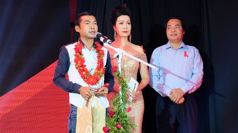 Vinh danh 7 cá nhân cống hiến cho cộng đồng người nhiễm HIV - Ảnh 2. Vinh danh 7 cá nhân cống hiến cho cộng đồng người nhiễm HIV - Ảnh 2.