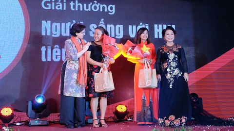 Vinh danh 7 cá nhân cống hiến cho cộng đồng người nhiễm HIV - Ảnh 1. Vinh danh 7 cá nhân cống hiến cho cộng đồng người nhiễm HIV - Ảnh 1.