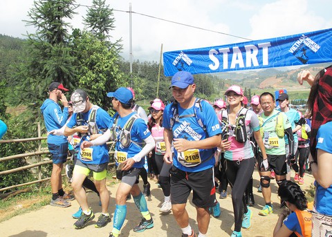 Người Việt đầu tiên vô địch cuộc thi marathon 100km ở Sa Pa - Ảnh 1. Người Việt đầu tiên vô địch cuộc thi marathon 100km ở Sa Pa - Ảnh 1.