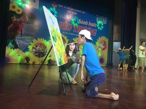 Vượt qua giới hạn khiếm khuyết thân thể - Ảnh 1. Vượt qua giới hạn khiếm khuyết thân thể - Ảnh 1.