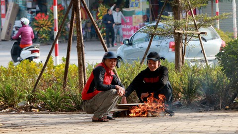 Cả nước lạnh, nhiều nơi dân phải cuốn chăn ra đường - Ảnh 7. Cả nước lạnh, nhiều nơi dân phải cuốn chăn ra đường - Ảnh 7.