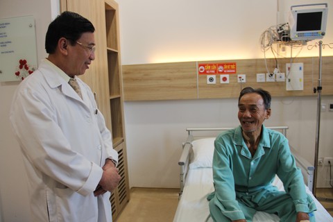 Thay van động mạch chủ qua da cho người mắc bệnh van tim - Ảnh 1. Thay van động mạch chủ qua da cho người mắc bệnh van tim - Ảnh 1.