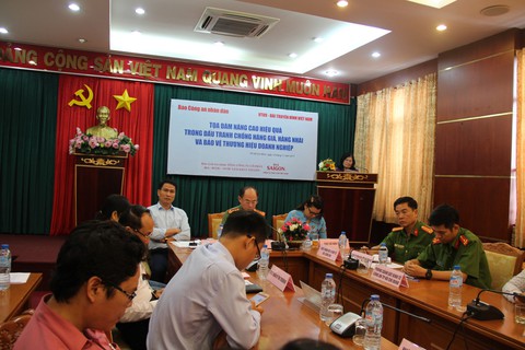 Tâm lý sính ngoại của người tiêu dùng tiếp tay cho hàng giả - Ảnh 1. Tâm lý sính ngoại của người tiêu dùng tiếp tay cho hàng giả - Ảnh 1.
