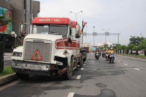 Đà Nẵng: Xe container mất lái, rơi thùng giữa đường - Ảnh 1. Đà Nẵng: Xe container mất lái, rơi thùng giữa đường - Ảnh 1.