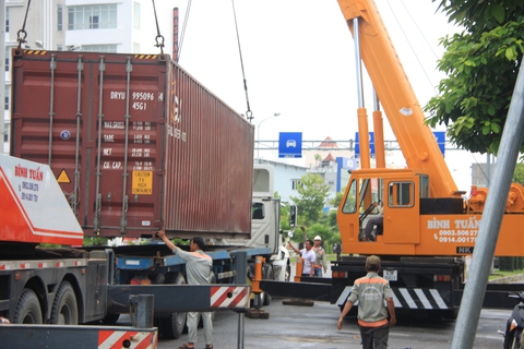 Đà Nẵng: Xe container mất lái, rơi thùng giữa đường - Ảnh 2. Đà Nẵng: Xe container mất lái, rơi thùng giữa đường - Ảnh 2.