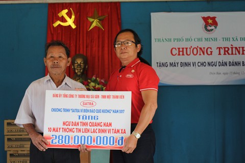 Thành đoàn TP.HCM tặng máy định vị cho ngư dân Quảng Nam - Ảnh 2. Thành đoàn TP.HCM tặng máy định vị cho ngư dân Quảng Nam - Ảnh 2.
