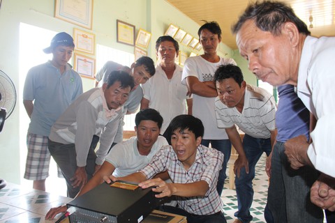 Thành đoàn TP.HCM tặng máy định vị cho ngư dân Quảng Nam - Ảnh 4. Thành đoàn TP.HCM tặng máy định vị cho ngư dân Quảng Nam - Ảnh 4.
