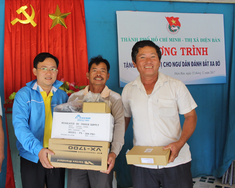 Thành đoàn TP.HCM tặng máy định vị cho ngư dân Quảng Nam - Ảnh 1. Thành đoàn TP.HCM tặng máy định vị cho ngư dân Quảng Nam - Ảnh 1.