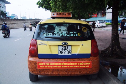 Taxi truyền thống dán khẩu hiệu phản đối quyết định của Bộ GTVT - Ảnh 1. Taxi truyền thống dán khẩu hiệu phản đối quyết định của Bộ GTVT - Ảnh 1.