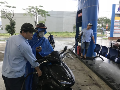 Đoàn xe Quái thú mua một lúc hơn 750 lít xăng - Ảnh 3. Đoàn xe Quái thú mua một lúc hơn 750 lít xăng - Ảnh 3.