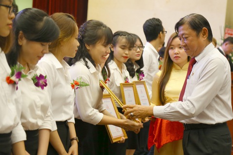 Trao học bổng 36 tỉ đồng cho sinh viên - Ảnh 1. Trao học bổng 36 tỉ đồng cho sinh viên - Ảnh 1.