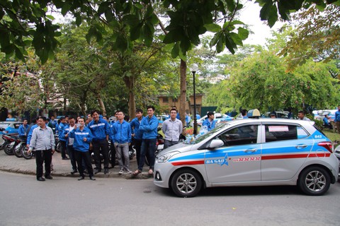 Hàng trăm tài xế taxi Ba Sao đình công - Ảnh 1. Hàng trăm tài xế taxi Ba Sao đình công - Ảnh 1.