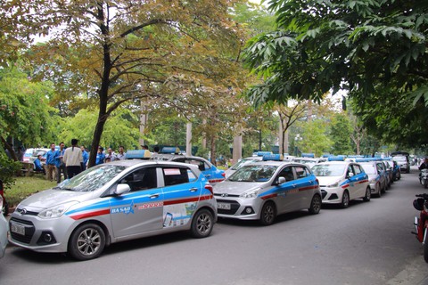 Hàng trăm tài xế taxi Ba Sao đình công - Ảnh 3. Hàng trăm tài xế taxi Ba Sao đình công - Ảnh 3.
