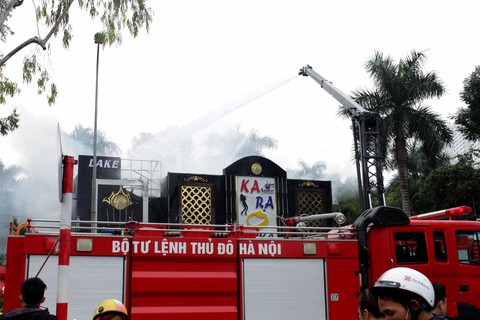 Cháy lớn tại quán karaoke ở khu Linh Đàm, Hà Nội - Ảnh 7. Cháy lớn tại quán karaoke ở khu Linh Đàm, Hà Nội - Ảnh 7.