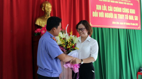 Viện kiểm sát xin lỗi một phụ nữ bị truy tố oan tội lừa đảo - Ảnh 1. Viện kiểm sát xin lỗi một phụ nữ bị truy tố oan tội lừa đảo - Ảnh 1.