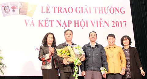 Giải thưởng Hội nhà văn Hà Nội: được mùa tiểu thuyết - mất mùa thơ - Ảnh 1. Giải thưởng Hội nhà văn Hà Nội: được mùa tiểu thuyết - mất mùa thơ - Ảnh 1.