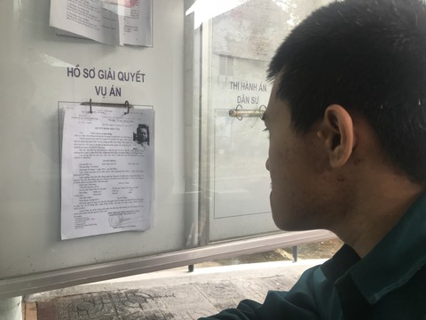 Niêm yết lệnh truy nã Vũ nhôm tại nhiều địa điểm - Ảnh 2. Niêm yết lệnh truy nã Vũ nhôm tại nhiều địa điểm - Ảnh 2.