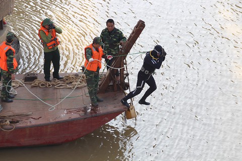Trục vớt, đưa bom ra khỏi chân cầu Long Biên - Ảnh 6. Trục vớt, đưa bom ra khỏi chân cầu Long Biên - Ảnh 6.