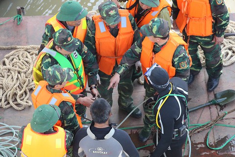 Trục vớt, đưa bom ra khỏi chân cầu Long Biên - Ảnh 5. Trục vớt, đưa bom ra khỏi chân cầu Long Biên - Ảnh 5.