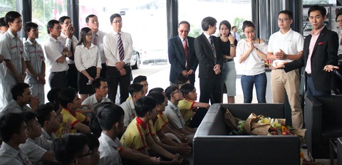 Hiệu trưởng gõ cửa doanh nghiệp tìm việc cho sinh viên - Ảnh 1. Hiệu trưởng gõ cửa doanh nghiệp tìm việc cho sinh viên - Ảnh 1.