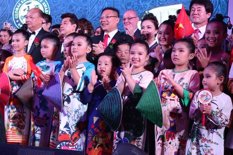 Hoàng tử Malaysia trao cúp vinh danh cho đạo diễn thời trang Việt Nam - Ảnh 3. Hoàng tử Malaysia trao cúp vinh danh cho đạo diễn thời trang Việt Nam - Ảnh 3.