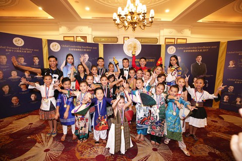 Hoàng tử Malaysia trao cúp vinh danh cho đạo diễn thời trang Việt Nam - Ảnh 6. Hoàng tử Malaysia trao cúp vinh danh cho đạo diễn thời trang Việt Nam - Ảnh 6.