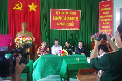 Hải quân VN cứu nạn 6 ngư dân ở Hoàng Sa - Ảnh 1. Hải quân VN cứu nạn 6 ngư dân ở Hoàng Sa - Ảnh 1.