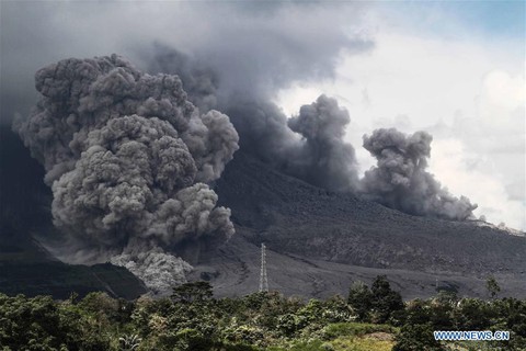 Núi lửa ở Indonesia rủ nhau thức giấc - Ảnh 2. Núi lửa ở Indonesia rủ nhau thức giấc - Ảnh 2.