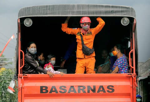Indonesia tăng thêm 100 xe buýt chở du khách khỏi Bali - Ảnh 1. Indonesia tăng thêm 100 xe buýt chở du khách khỏi Bali - Ảnh 1.