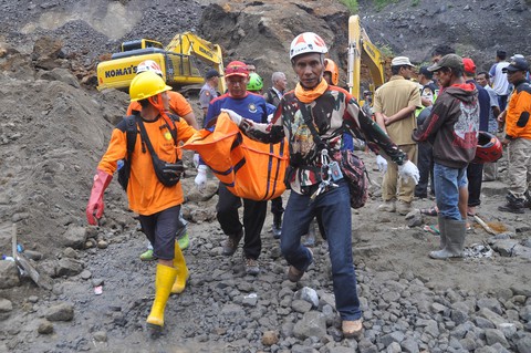 Núi lửa ở Indonesia rủ nhau thức giấc - Ảnh 1. Núi lửa ở Indonesia rủ nhau thức giấc - Ảnh 1.