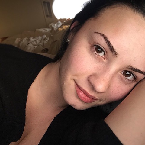Các sao nữ để mặt mộc selfie chống sống ảo - Ảnh 6.