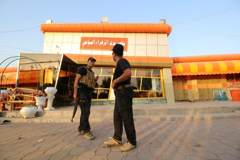 Khủng bố IS đóng giả quân nhân gây thương vong gần 200 người ở Iraq - Ảnh 2. Khủng bố IS đóng giả quân nhân gây thương vong gần 200 người ở Iraq - Ảnh 2.