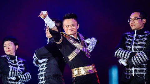 Jack Ma hóa Michael Jackson, ảo thuật như David Copperfield - Ảnh 2. Jack Ma hóa Michael Jackson, ảo thuật như David Copperfield - Ảnh 2.