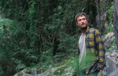 Daniel Radcliffe từ bỏ Harry Potter biến hình ngoạn mục trong Jungle - Ảnh 4. Daniel Radcliffe từ bỏ Harry Potter biến hình ngoạn mục trong Jungle - Ảnh 4.