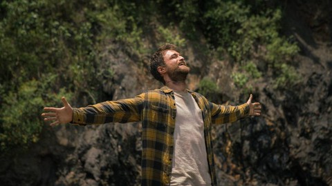 Daniel Radcliffe từ bỏ Harry Potter biến hình ngoạn mục trong Jungle - Ảnh 5. Daniel Radcliffe từ bỏ Harry Potter biến hình ngoạn mục trong Jungle - Ảnh 5.