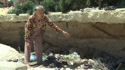 Kè tiền tỉ chưa nghiệm thu đã tan hoang, dân lo biển nuốt nhà - Ảnh 3. Kè tiền tỉ chưa nghiệm thu đã tan hoang, dân lo biển nuốt nhà - Ảnh 3.