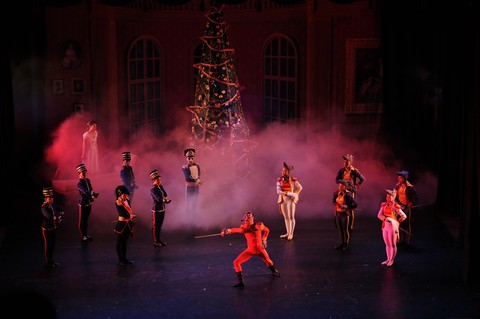 Bản ballet cho mùa Giáng sinh: Kẹp hạt dẻ - Ảnh 2. Bản ballet cho mùa Giáng sinh: Kẹp hạt dẻ - Ảnh 2.