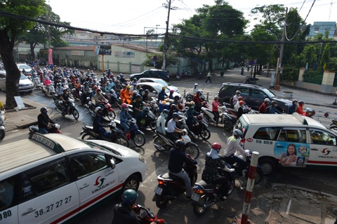 Tiếc gì đèn giao thông, để xe cộ hỗn loạn? - Ảnh 1. Tiếc gì đèn giao thông, để xe cộ hỗn loạn? - Ảnh 1.