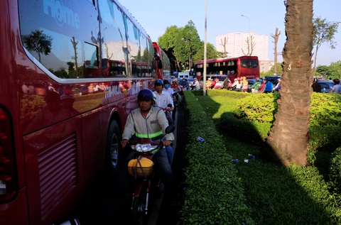 Đường quanh bến xe Miền Đông kẹt cứng từ 4h sáng - Ảnh 2. Đường quanh bến xe Miền Đông kẹt cứng từ 4h sáng - Ảnh 2.