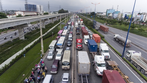 Hàng trăm xe kẹt dài trên xa lộ Hà Nội - Ảnh 4. Hàng trăm xe kẹt dài trên xa lộ Hà Nội - Ảnh 4.
