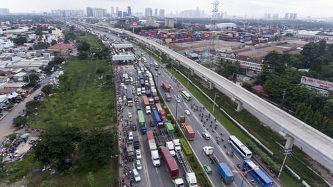 Hàng trăm xe kẹt dài trên xa lộ Hà Nội - Ảnh 3. Hàng trăm xe kẹt dài trên xa lộ Hà Nội - Ảnh 3.