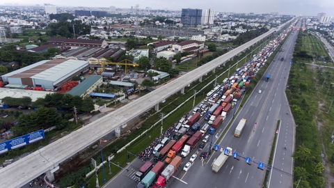 Hàng trăm xe kẹt dài trên xa lộ Hà Nội - Ảnh 2. Hàng trăm xe kẹt dài trên xa lộ Hà Nội - Ảnh 2.