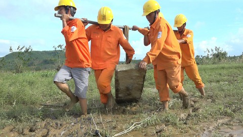 Điện lực Quảng Ngãi vừa sửa điện, vừa cứu trợ dân vùng lũ - Ảnh 1. Điện lực Quảng Ngãi vừa sửa điện, vừa cứu trợ dân vùng lũ - Ảnh 1.