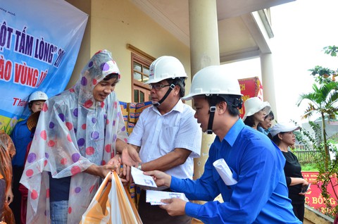 Điện lực Quảng Ngãi vừa sửa điện, vừa cứu trợ dân vùng lũ - Ảnh 4. Điện lực Quảng Ngãi vừa sửa điện, vừa cứu trợ dân vùng lũ - Ảnh 4.