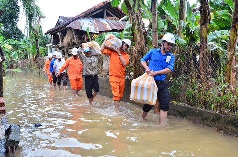Điện lực Quảng Ngãi vừa sửa điện, vừa cứu trợ dân vùng lũ - Ảnh 5. Điện lực Quảng Ngãi vừa sửa điện, vừa cứu trợ dân vùng lũ - Ảnh 5.