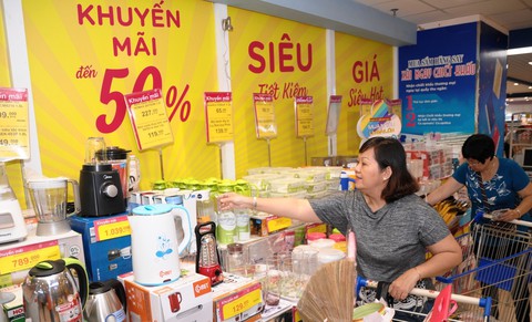 Khách hàng rầm rộ mua sắm siêu giảm giá kiểu Black Friday của Co.opmart - Ảnh 3. Khách hàng rầm rộ mua sắm siêu giảm giá kiểu Black Friday của Co.opmart - Ảnh 3.
