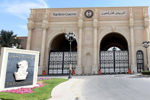 Các hoàng tử Ả rập Saudi ngủ trên sàn nhà trong nhà tù năm sao - Ảnh 1. Các hoàng tử Ả rập Saudi ngủ trên sàn nhà trong nhà tù năm sao - Ảnh 1.